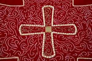 Красный шитье жемчугом